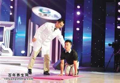 李小鹏现场示范腰部放松操